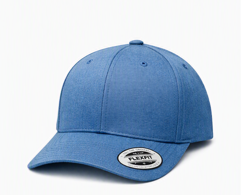 Una gorra lisa azul estructurada de visera curva, con su etiqueta todavía puesta, sin estampar, sobre un fondo gris claro liso